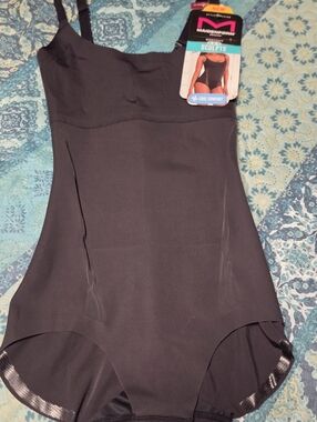 New Maidenform Black Sculpting Bodysuit with Adjustable Straps